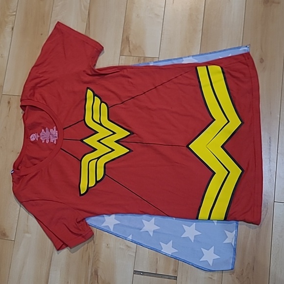 DC Comics Tops - DC Wonder women women's large (fits more like a medium) t-shirt